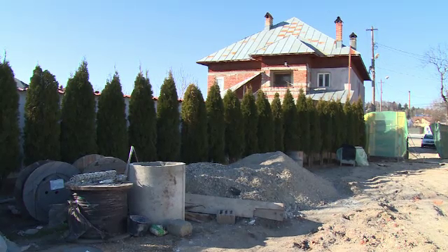 Un bărbat a primit o amendă uriașă pentru construcția unui gard, deși avea autorizație