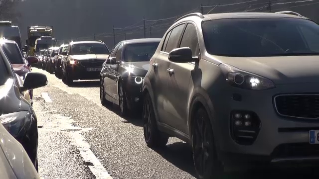 Ultima zi de minivacanță i-a găsit pe turiști în trafic. Pe unele porțiuni de drum s-a circulat și cu 10 km/h