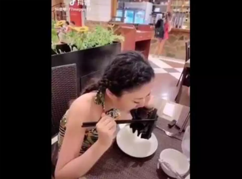 The Sun: Virusul ucigaș din China ar fi apărut după ce oamenii au mâncat supă de liliac