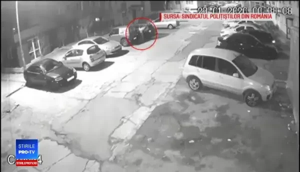 Răzbunare în stil mafiot la Reșița. Mașina unui polițist, incendiată în parcare. VIDEO