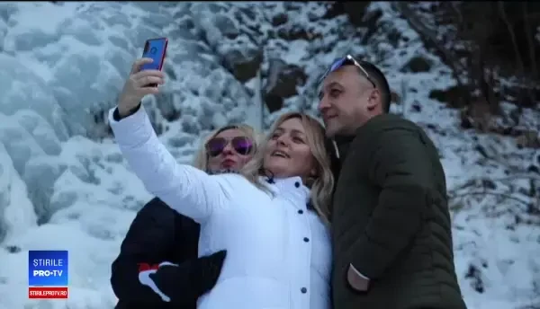 Cascadele înghețate, căutate de turiști în această perioadă. Curajoșii pot escalada pereții