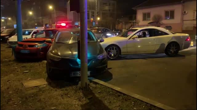 Unui șofer din Timișoara i s-a făcut rău la volan și a intrat în mai multe mașini parcate