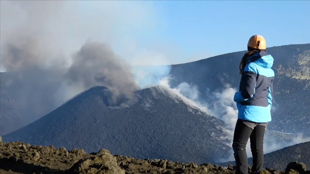 Etna se trezește. Explozii spectaculoase în cel mai mare vulcan al Europei