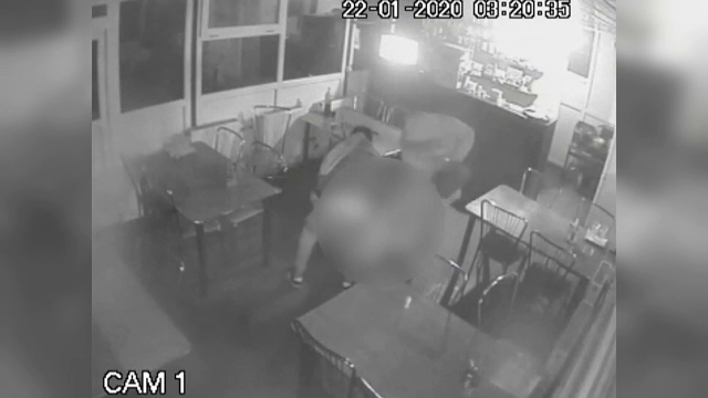 VIDEO. O barmaniţă din Vâlcea a fost bătută şi tâlhărita de doi agresori. I-au furat 1.100 de lei