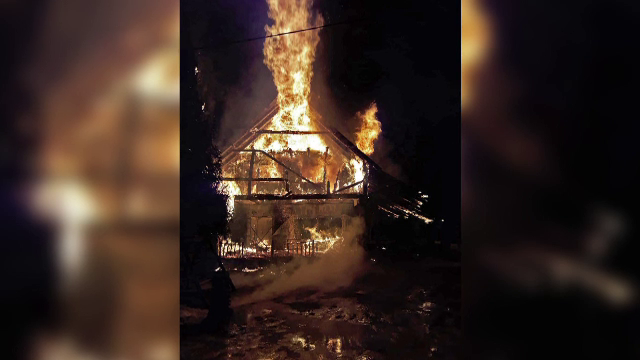 Incendiu violent la o cabană din Munții Șureanu. Viețile a 10 turiști au fost în pericol