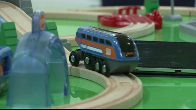 Nici jucăriile nu mai sunt simple. Banalele trenulețe sunt acum conectate la internet