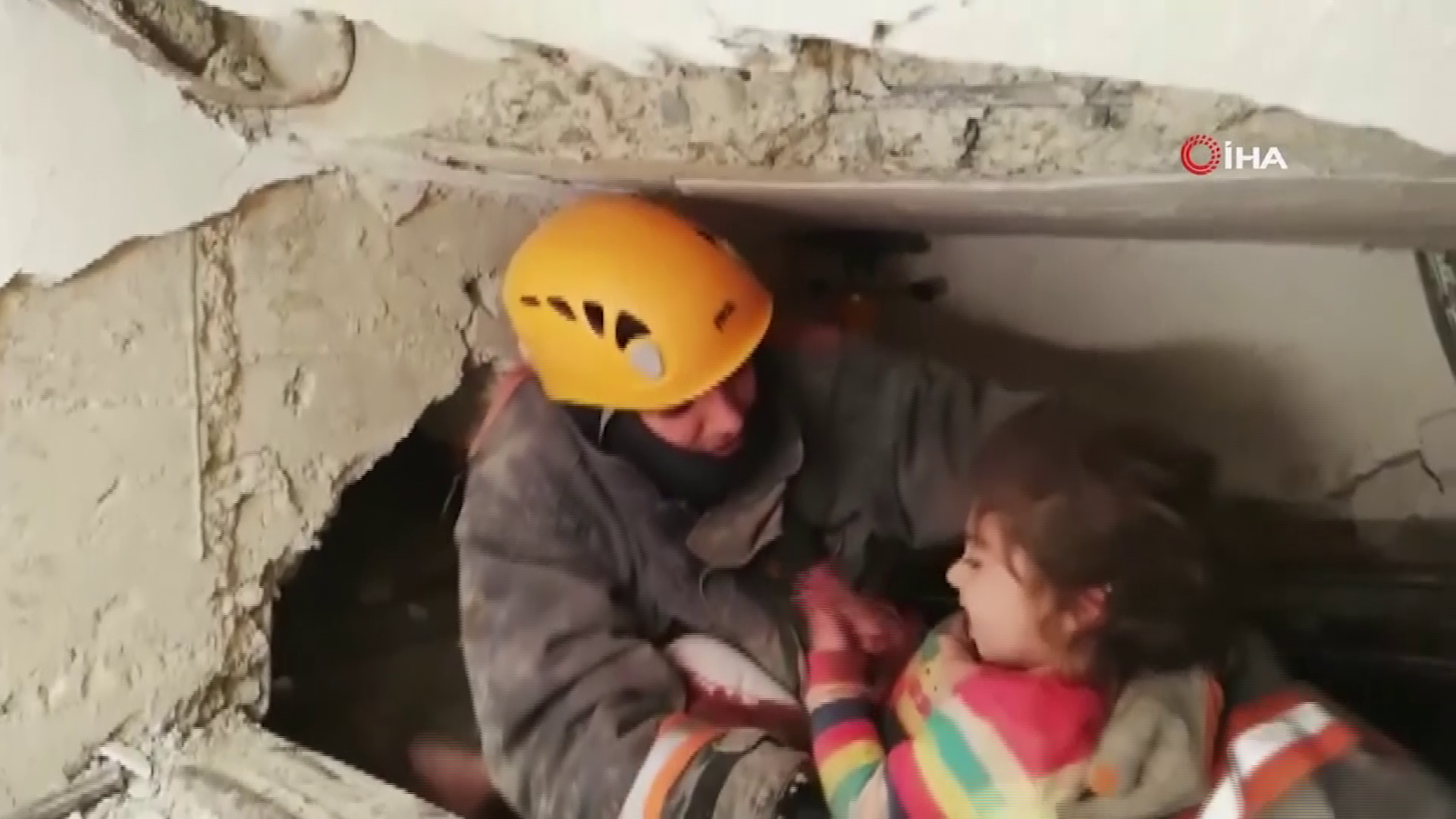 VIDEO emoționant cu momentul în care o fetiță este salvată de sub dărâmături în Turcia