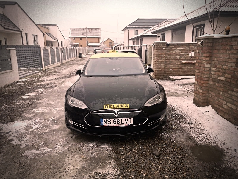 FOTO. Un român face taxi cu Tesla Model S. În ce oraș circulă și ce tarif are
