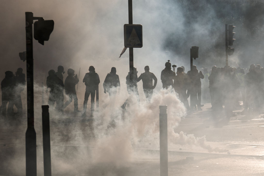 Jandarmii francezi renunţă la grenadele lacrimogene explozive care au lăsat protestatari infirmi