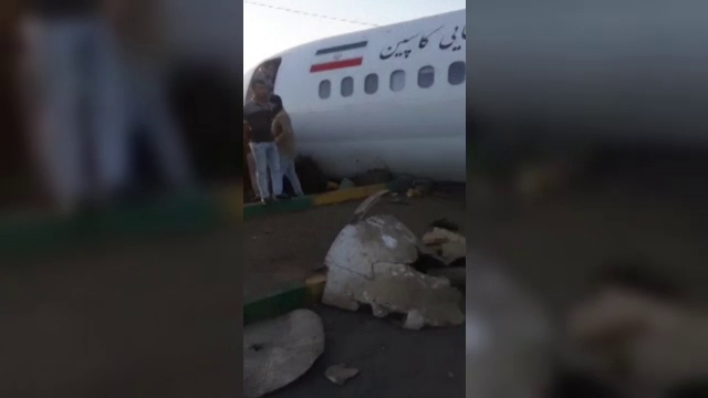 Aterizare forțată. Oamenii s-au trezit cu avionul pe stradă