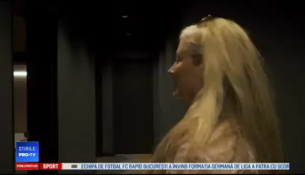 Cum arată o cameră din „hotelul capsulă”, în care nu poți sta în picioare. „E ca o cutie”