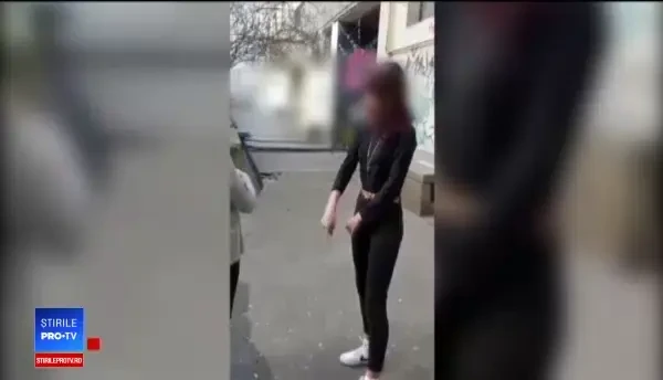 Fată de 13 ani, umilită și batjocurită în fața colegilor. Imaginile au ajuns online