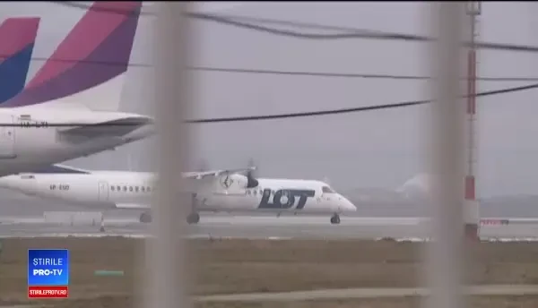 Reacțiile pasagerilor ținuți 2 ore în avion, după ce o stewardesă a fost băgată în carantină, la Cluj