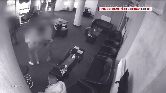 VIDEO. Angajata unui bar, lovită cu bestialitate de un bărbat care a pierdut la păcănele