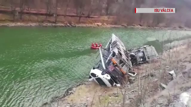 O platformă care transporta mai multe autoturisme a căzut în râul Olt