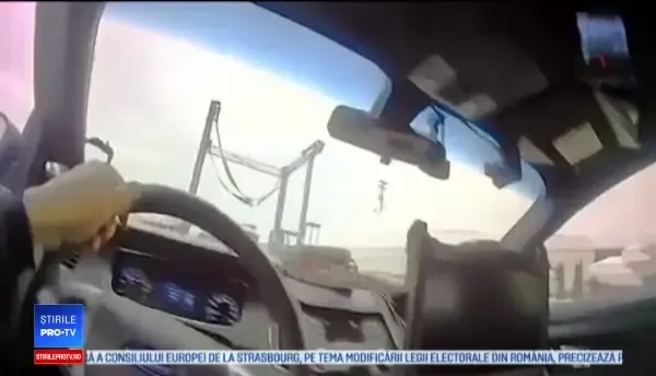 Momentul în care o femeie a fost salvată de polițiști dintr-un lac înghețat