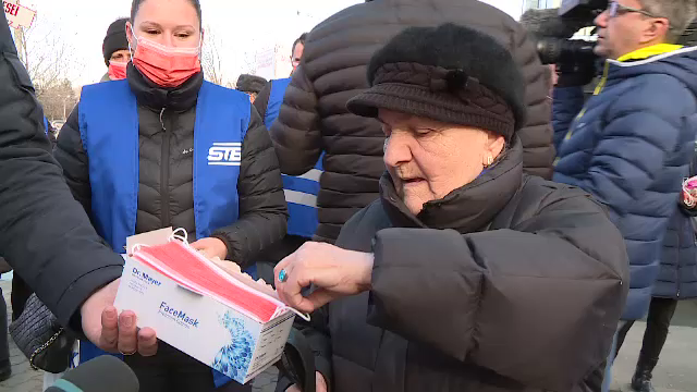 Românii se apără de gripă cu măşti făcute în China. De ce trebuie aruncate după 4 ore