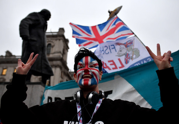 Manifest pro-Brexit la Londra. Un bărbat a incendiat drapelul UE