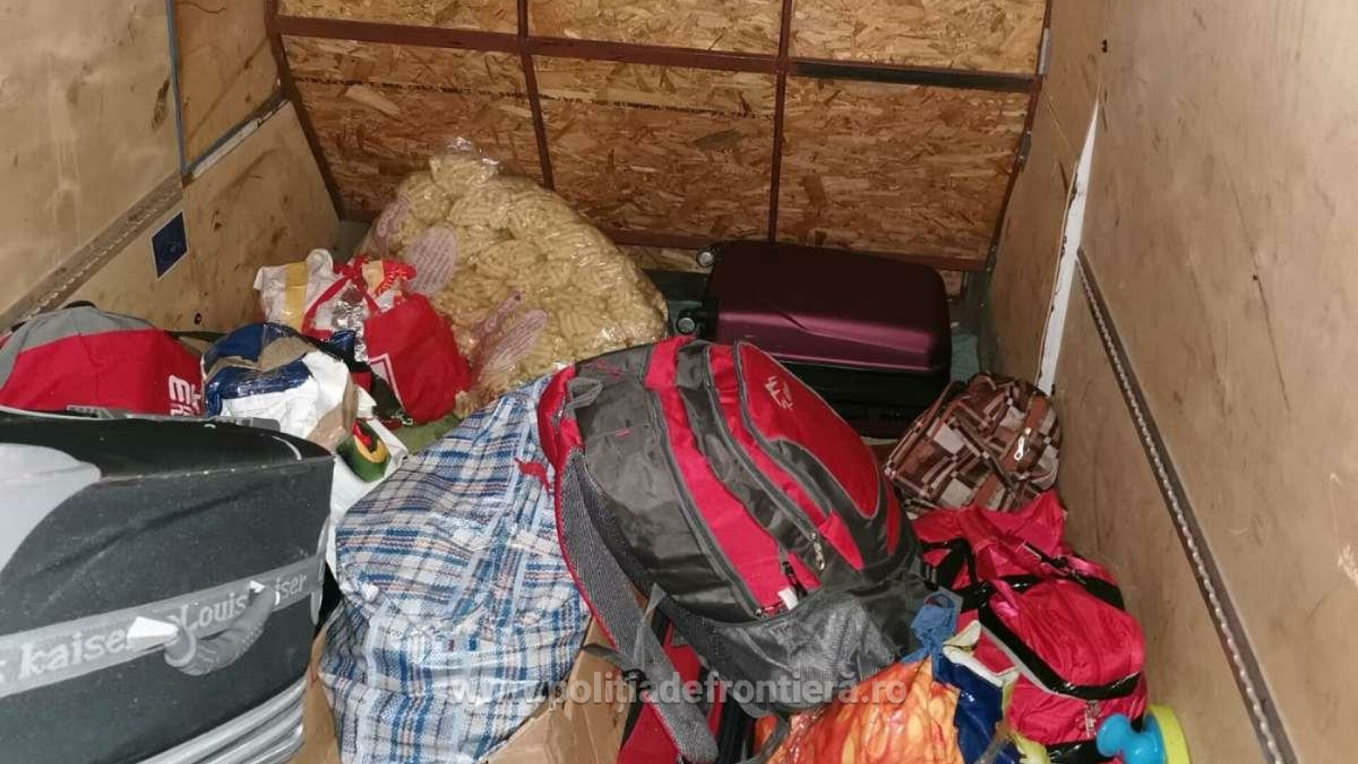 Descoperire uluitoare la frontiera României. Cine se ascundea sub un sac cu pufuleţi