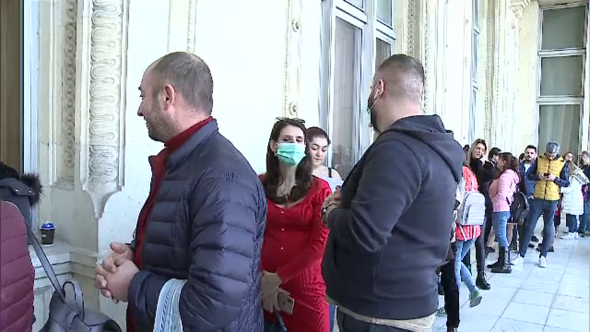 Masca de protecţie, cel mai la modă accesoriu la târgul de nunţi. "Pentru că mi-e frică"