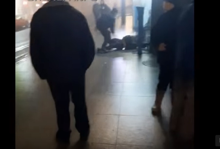 Jandarm filmat când trântește la pământ și loveşte cu piciorul un bărbat, în gara din Cluj