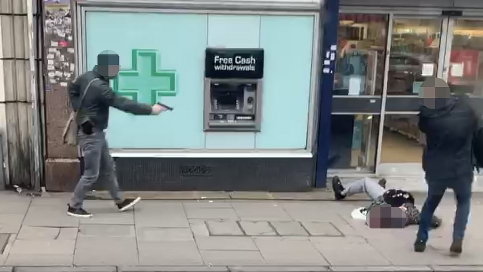 Momentul în care atacatorul din Londra a fost împușcat de poliție. VIDEO