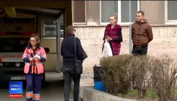 O bătrână a murit în brațele fiului ei, după ce ar fi fost ignorată 16 ore de către medici