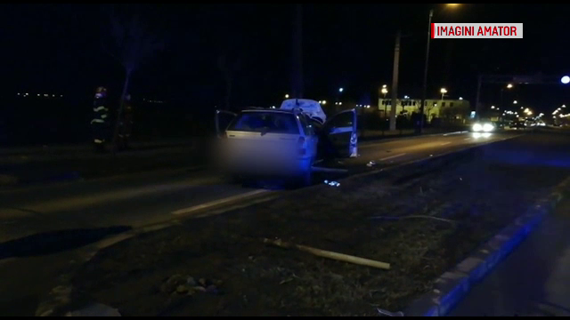 Două mașini s-au ciocnit frontal în Timișoara. O femeie şi fiul ei, în spital