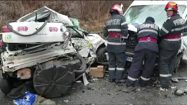 Un tânăr aflat la volanul unui taxi a murit după ce s-a izbit de o dubă, pe DN1