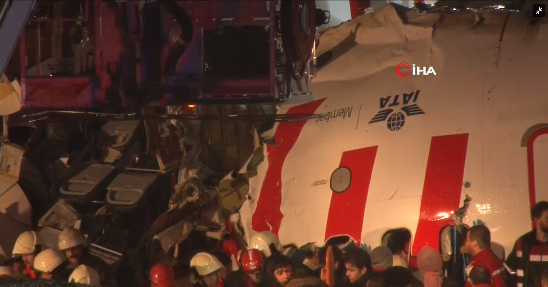 Un avion s-a rupt în două, după ce a ieşit de pe pistă, la Istanbul. Un mort și 157 de răniți