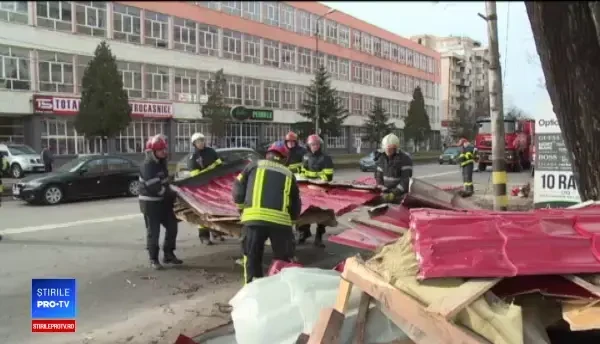 Fenomene violente în țară. La munte ninge abundent, viscolul a rupt copaci și stâlpi