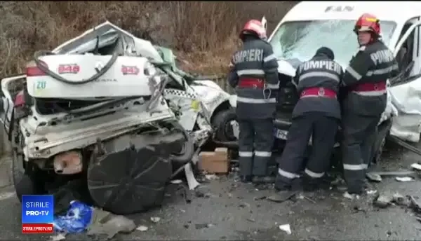Un tânăr aflat la volanul unui taxi a murit după ce s-a izbit de o dubă, pe DN1