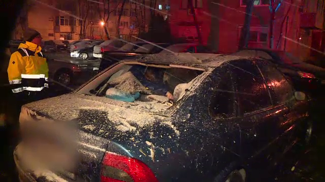 Iarna a venit în forță în București: Acoperișuri smulse de vânt, zeci de mașini avariate