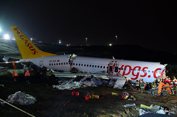 Avionul ieșit de pe pistă în Istanbul s-a rupt în trei bucăți. Cel puțin 3 morți și 170 răniți