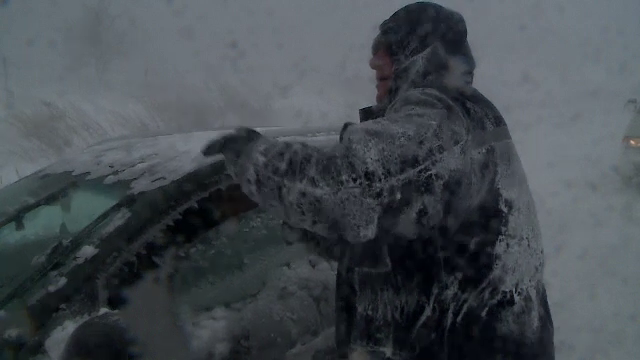 Zeci de șoferi din Constanţa și-au abandonat mașinile în câmp și au plecat pe jos: "E durere"