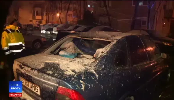 Dezastru în București după prima ninsoare serioasă. Un autobuz STB a fost împins de trecători