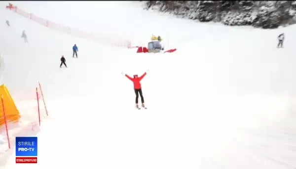 Turiștii au dat năvală pe pârtii, în Poiana Brașov. Condițiile de schi au fost excelente