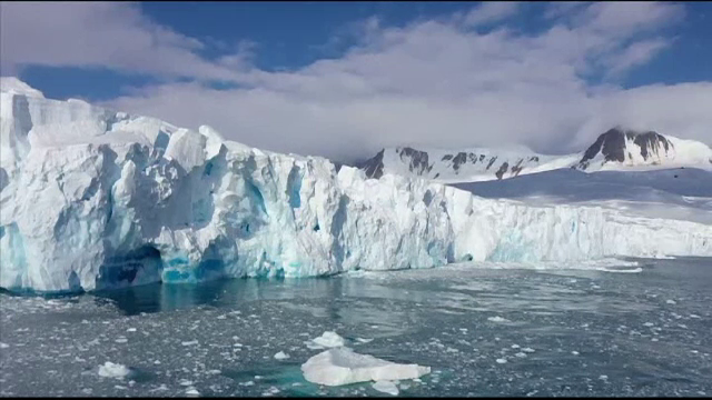 Fenomen îngrijorător în Antarctica. O bucată uriașă s-a desprins dintr-un ghețar
