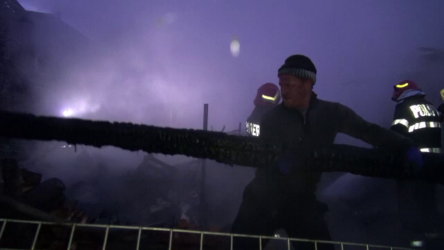 Un incendiu violent a mistuit trei case din Bacău. „Sărea, ziceai că e dinamită”