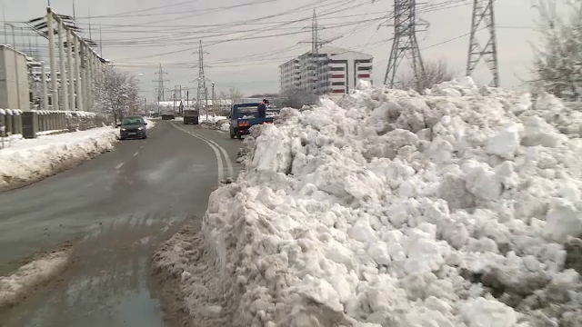 Firmele de deszăpezire susțin că nu au suficienți oameni, deși primesc milioane de lei pe lună