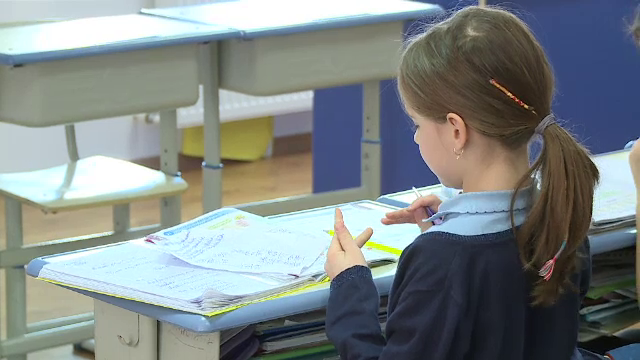 Elevii vor învăţa tot online de luni, când reîncep cursurile după vacanţa de iarnă