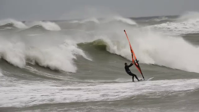 VIDEO. Curaj extrem la malul mării. Cum a reușit un sportiv să înfrunte valurile imense