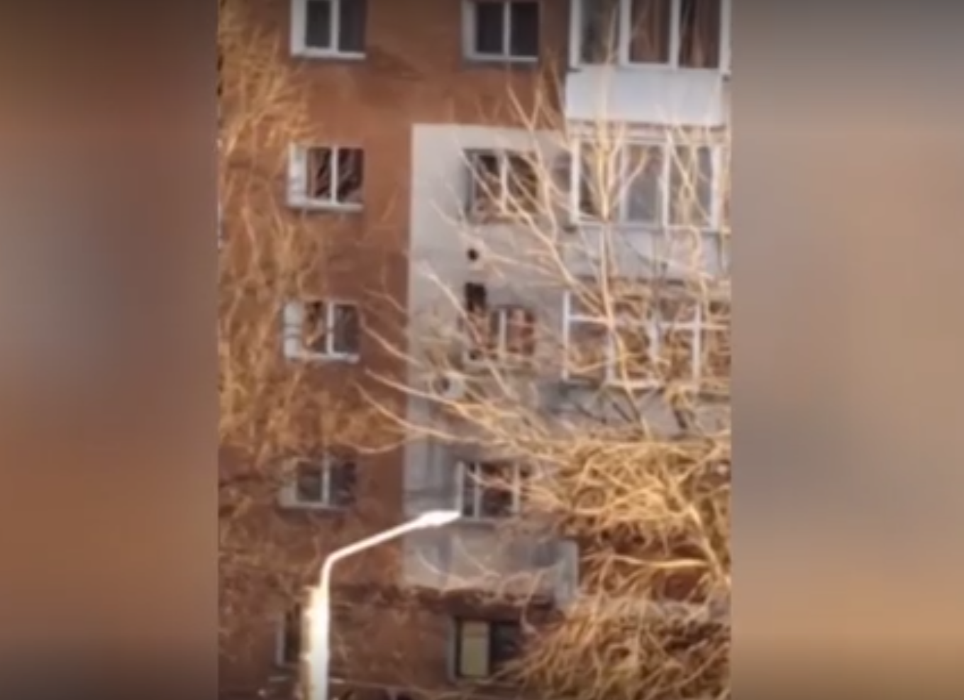 VIDEO. Momentul în care o tânără de 24 de ani din Craiova s-a aruncat de la etajul 3