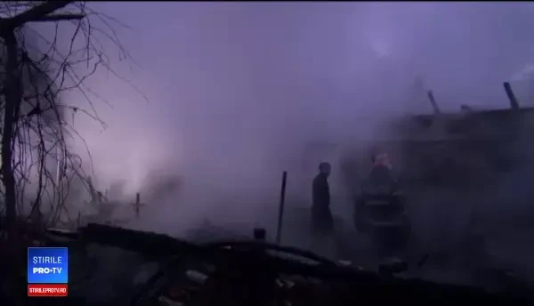 Un incendiu violent a mistuit trei case din Bacău. „Sărea, ziceai că e dinamită”