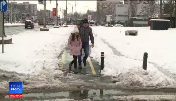 Firmele de deszăpezire susțin că nu au suficienți oameni, deși primesc milioane de lei pe lună