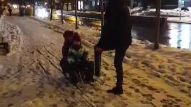 Ce a surprins o femeie care filma doi copii pe sanie, în București