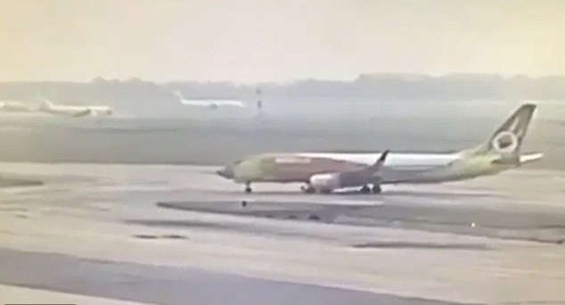 VIDEO. Momentul în care un bărbat moare strivit de avion pe un aeroport din Thailanda