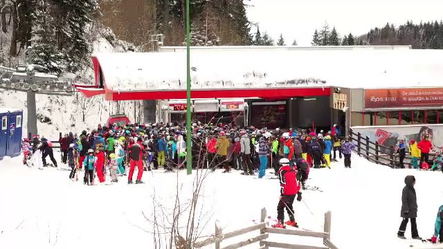 Aglomerația de pe DN1 s-a mutat pe pârtii. Cât se stă la rând pentru o tură cu telegondola