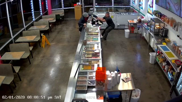 Un hoț care a vrut să jefuiască un restaurant din Texas era cât pe ce să fie împușcat de proprietară