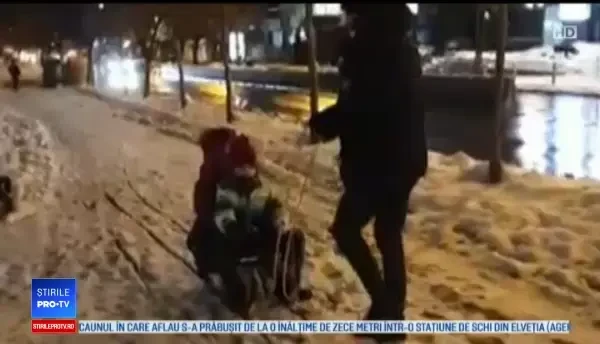 Ce a surprins o femeie care filma doi copii pe sanie, în București